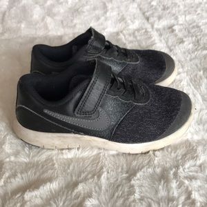 Little boys Nike’s size 11